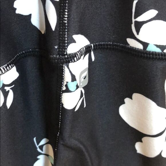 Fabletics Tuberose Capri No Slice, No Dice Legging - Picture 8 of 10